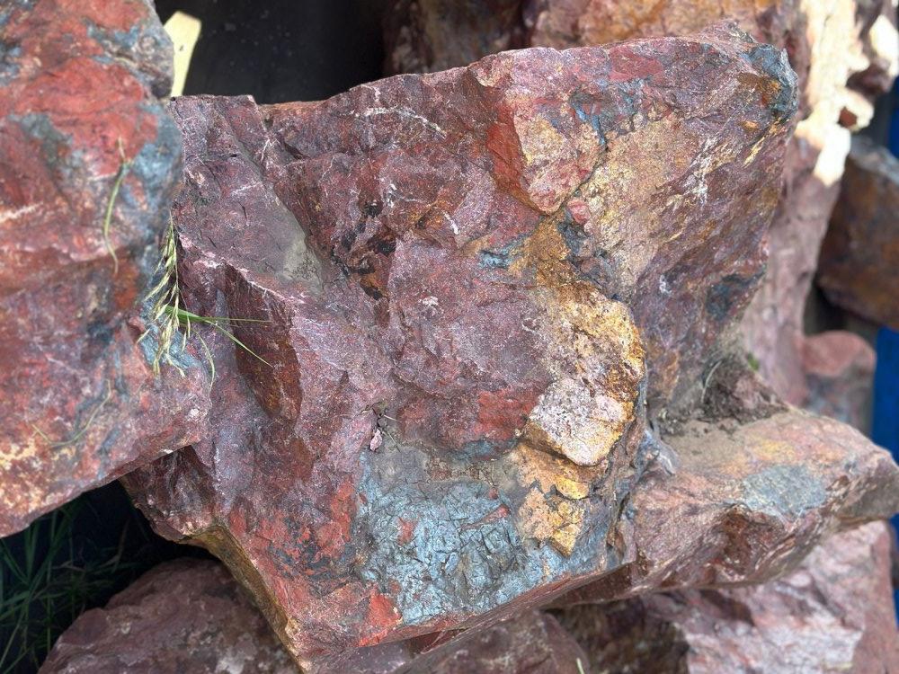 Камни для ландшафтного дизайна красно-фиолетовые 10-60 килограмм купить в Карасуке