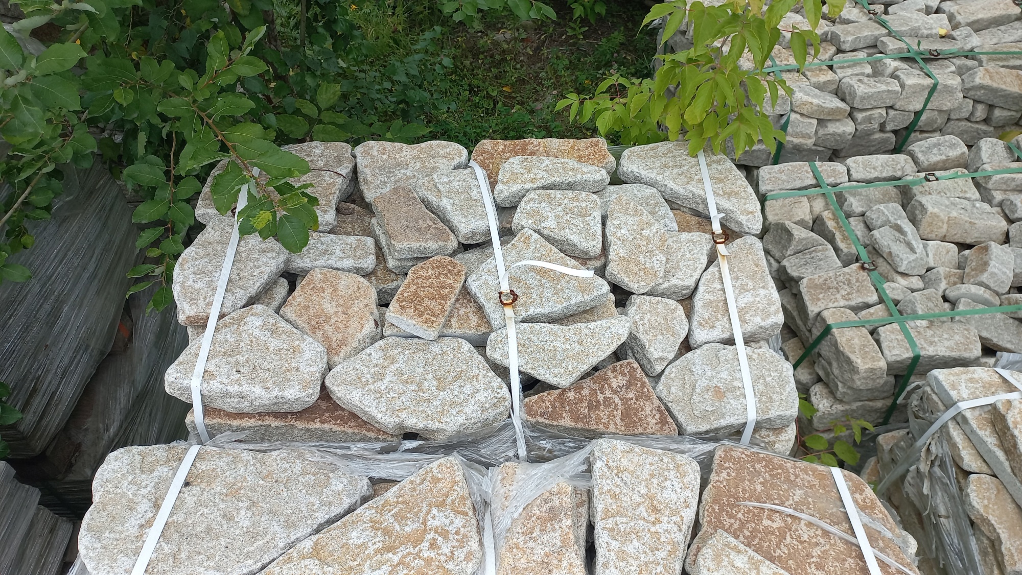 Гранитный плитняк галтованный для мощения купить в Карасуке