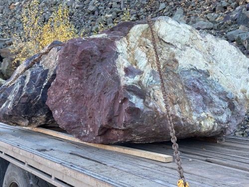Огромные красно-фиолетовые валуны для ландшафтного дизайна весом более 5 тонн купить в Карасуке