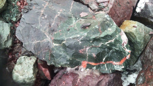 Гигантские зелёные валуны для ландшафтного дизайна весом более 5 тонн купить в Карасуке