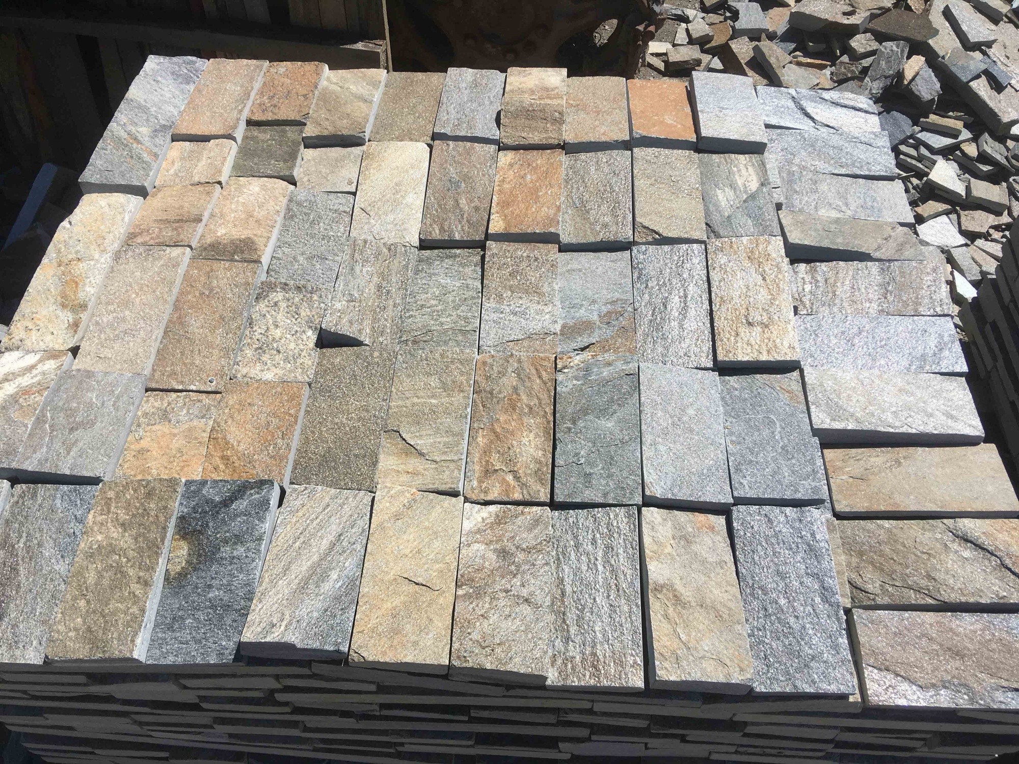 Плитка пилёная златолит Уральский для фасада купить в Карасуке