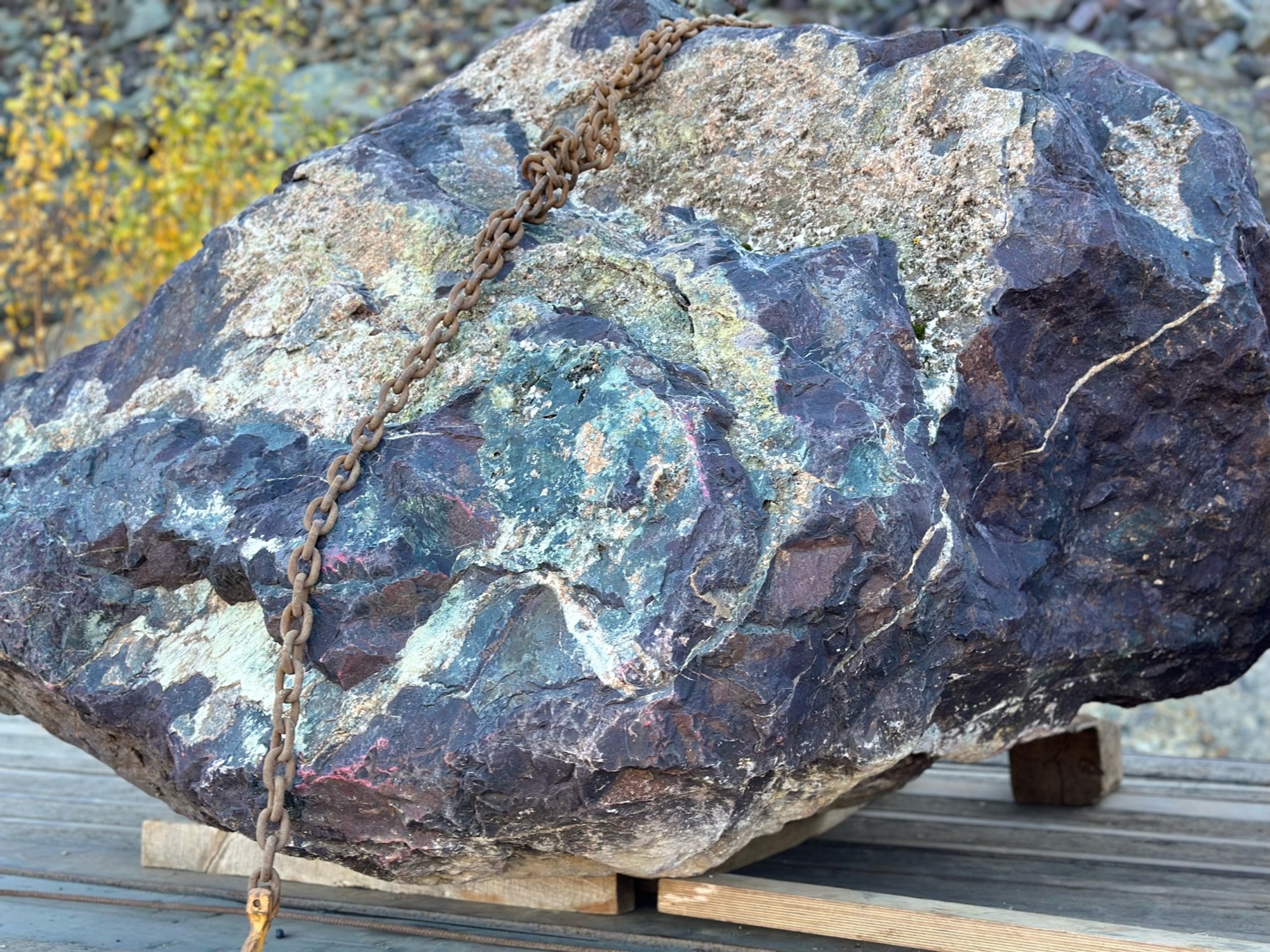 Огромные красно-фиолетовые валуны для ландшафтного дизайна весом более 5 тонн купить в Карасуке