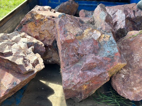 Ландшафтные глыбы красно-фиолетовые 200-1000 килограмм купить в Карасуке