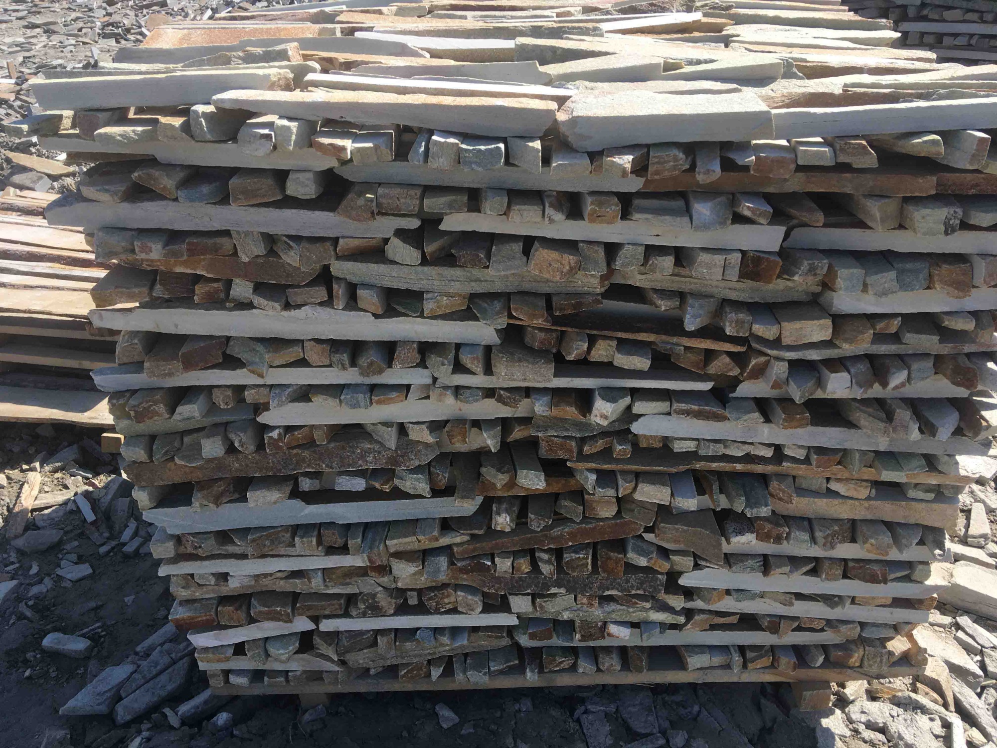 Горбушка златолит золотистый для облицовки купить в Карасуке