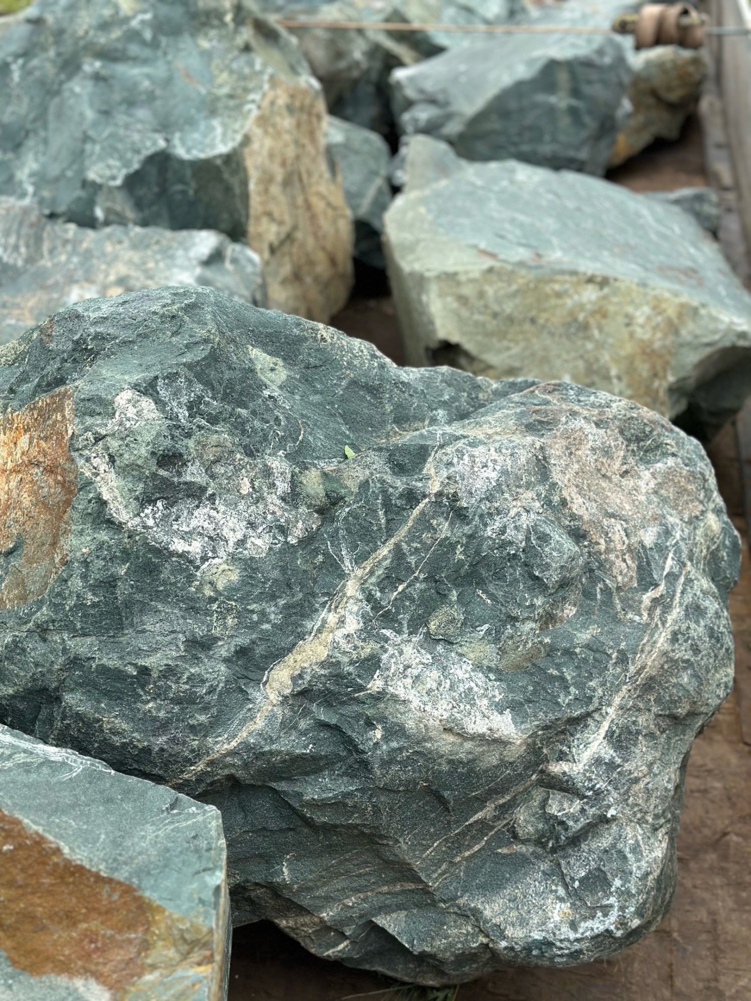 Камни для ландшафтного дизайна зелёные 10-60 килограмм купить в Карасуке