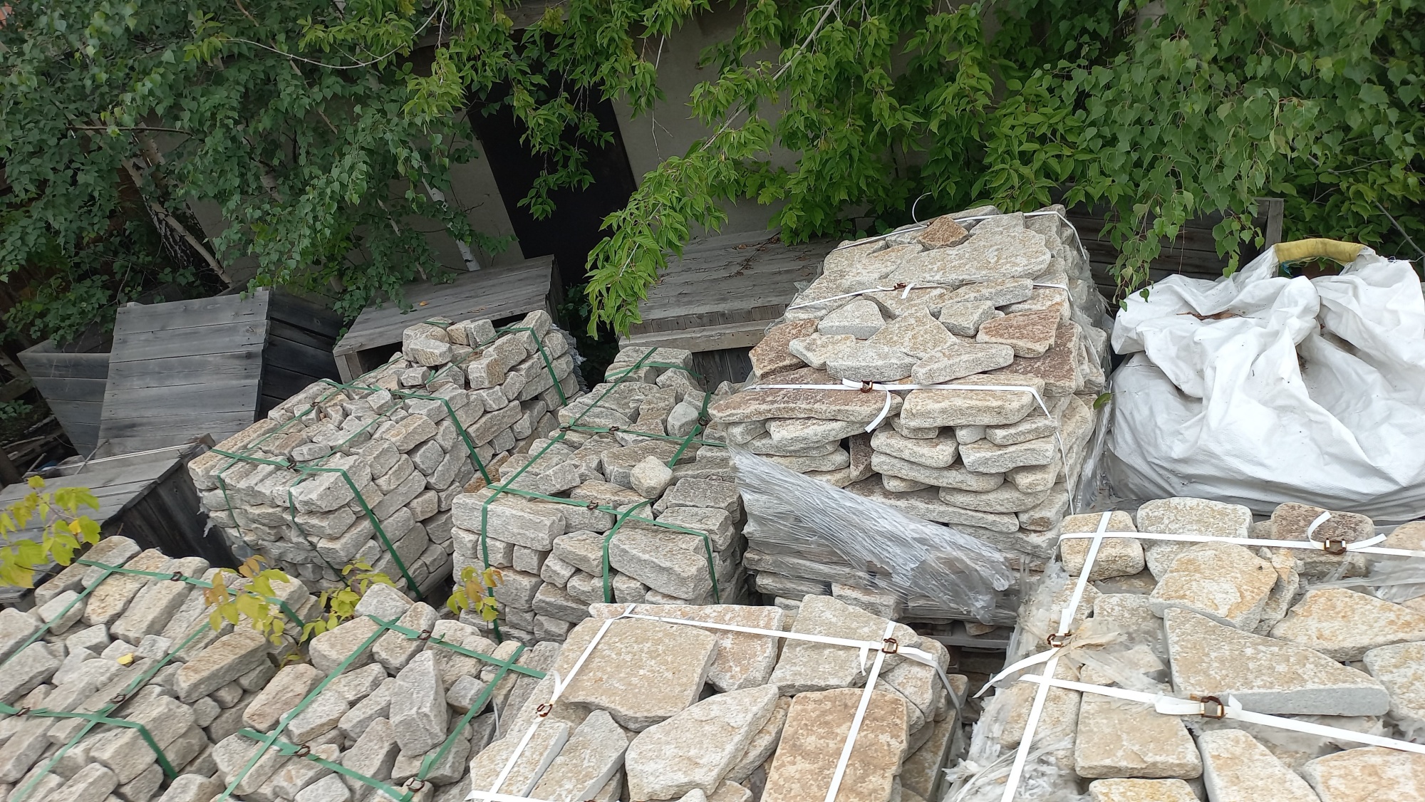 Плитняк гранитный галтованный купить в Карасуке