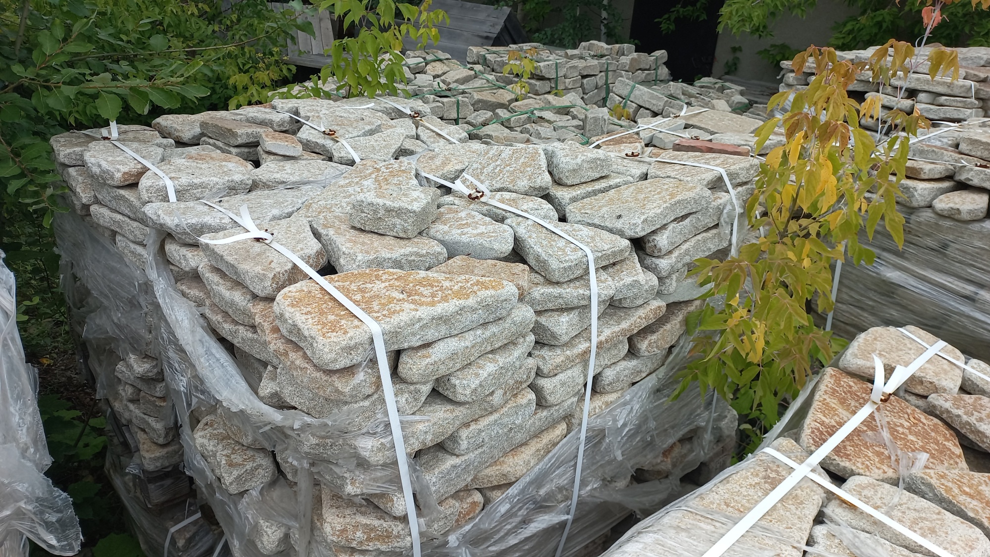 Гранитный плитняк галтованный для мощения купить в Карасуке