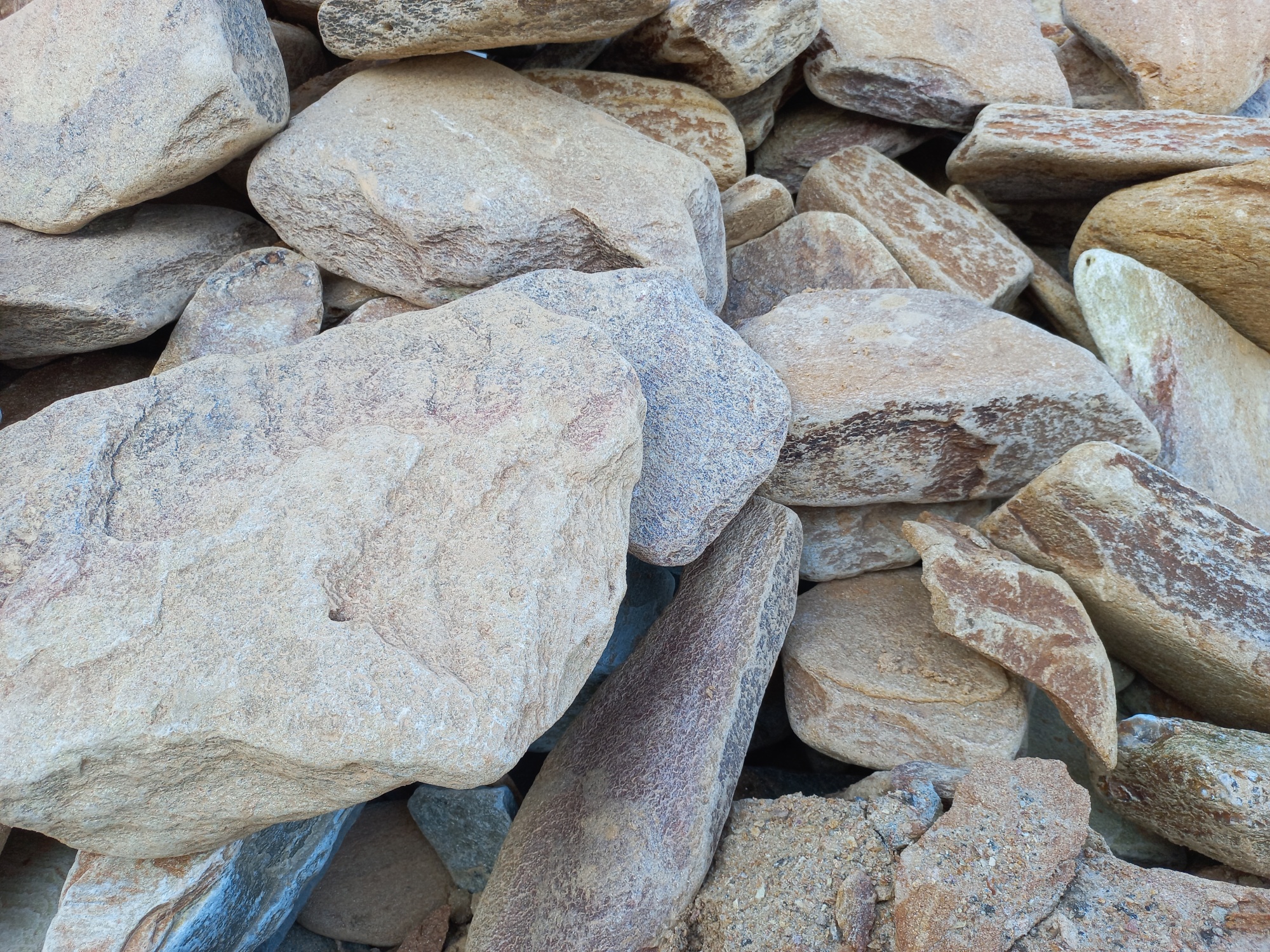 Златолит жёлтый, жёлто-зелёный глыбки и валуны для ланшафтного дизайна купить в Карасуке