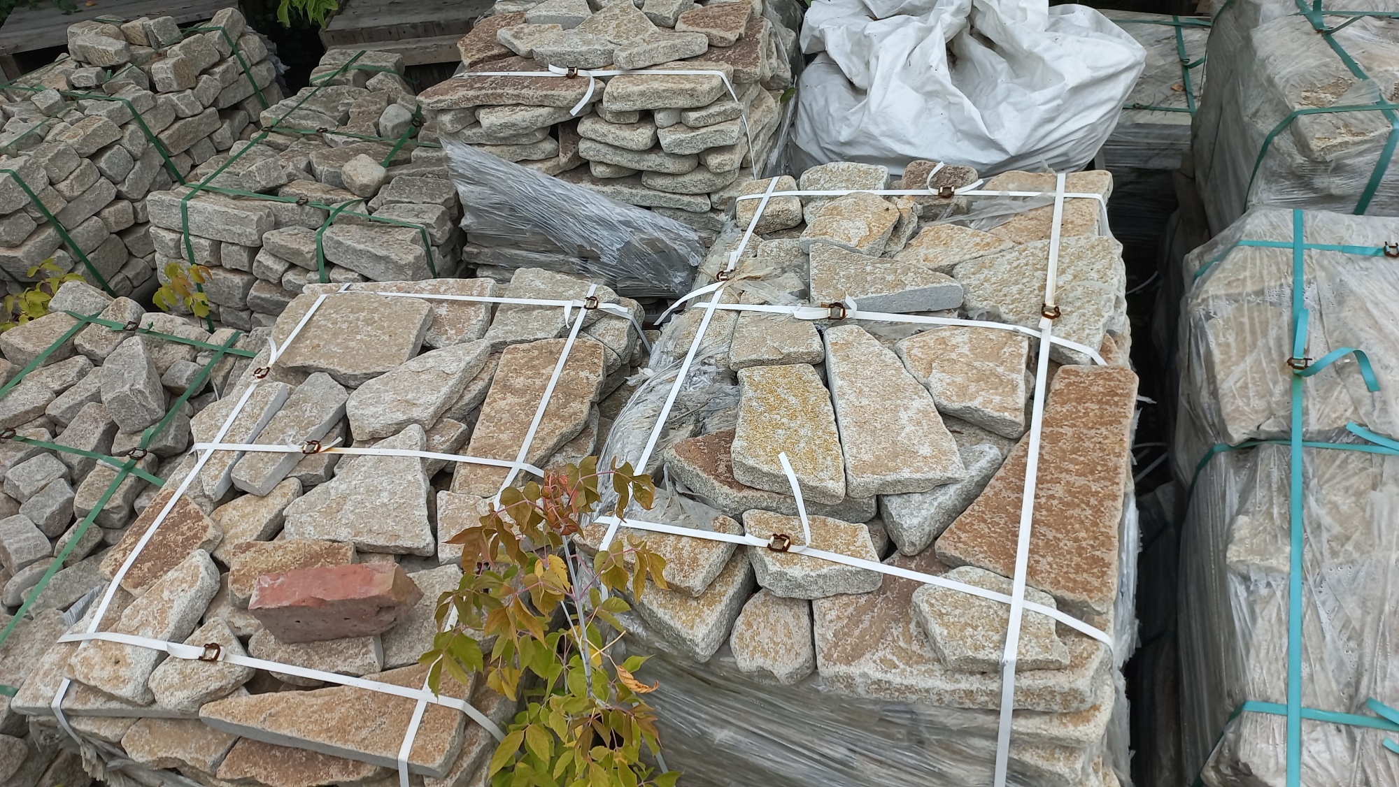 Плитняк гранитный галтованный купить в Карасуке