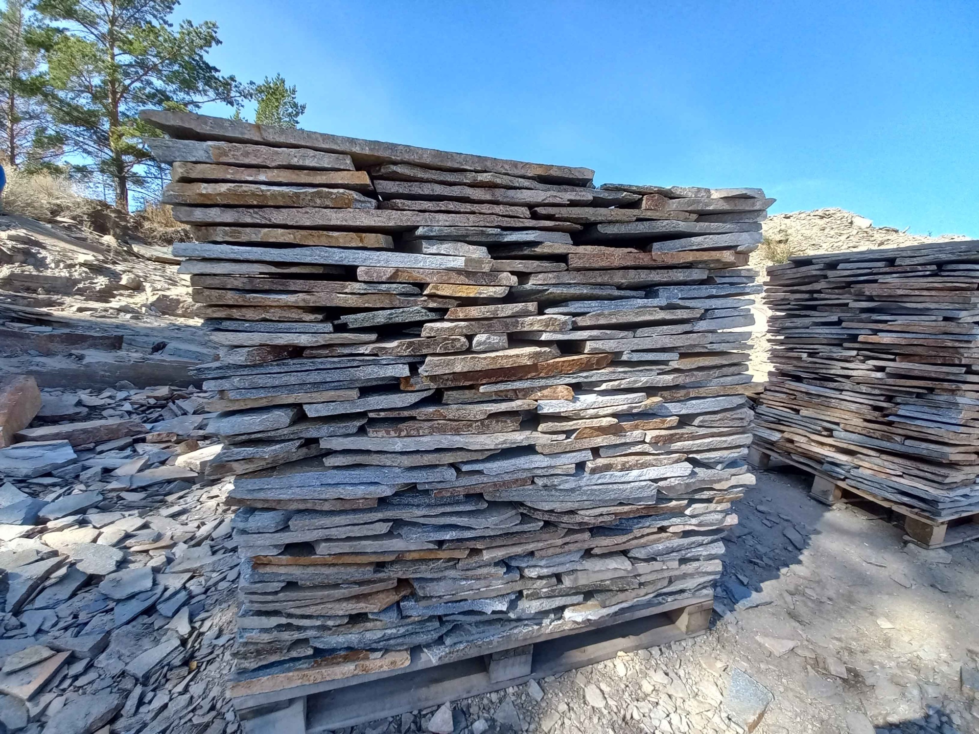 Плитняк златолит серебристый для фасада купить в Карасуке