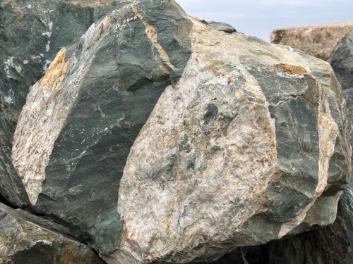 Гигантские зелёные валуны для ландшафтного дизайна весом более 5 тонн купить в Карасуке