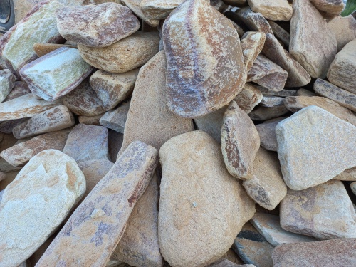 Златолит жёлтый, жёлто-зелёный глыбки и валуны для ланшафтного дизайна купить в Карасуке