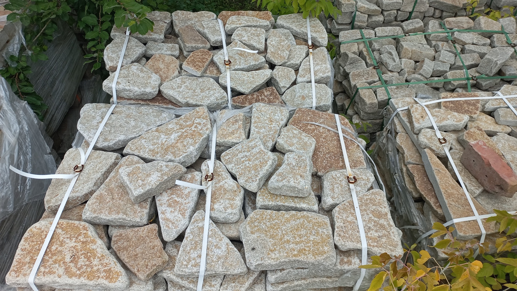 Гранитный плитняк галтованный для мощения купить в Карасуке