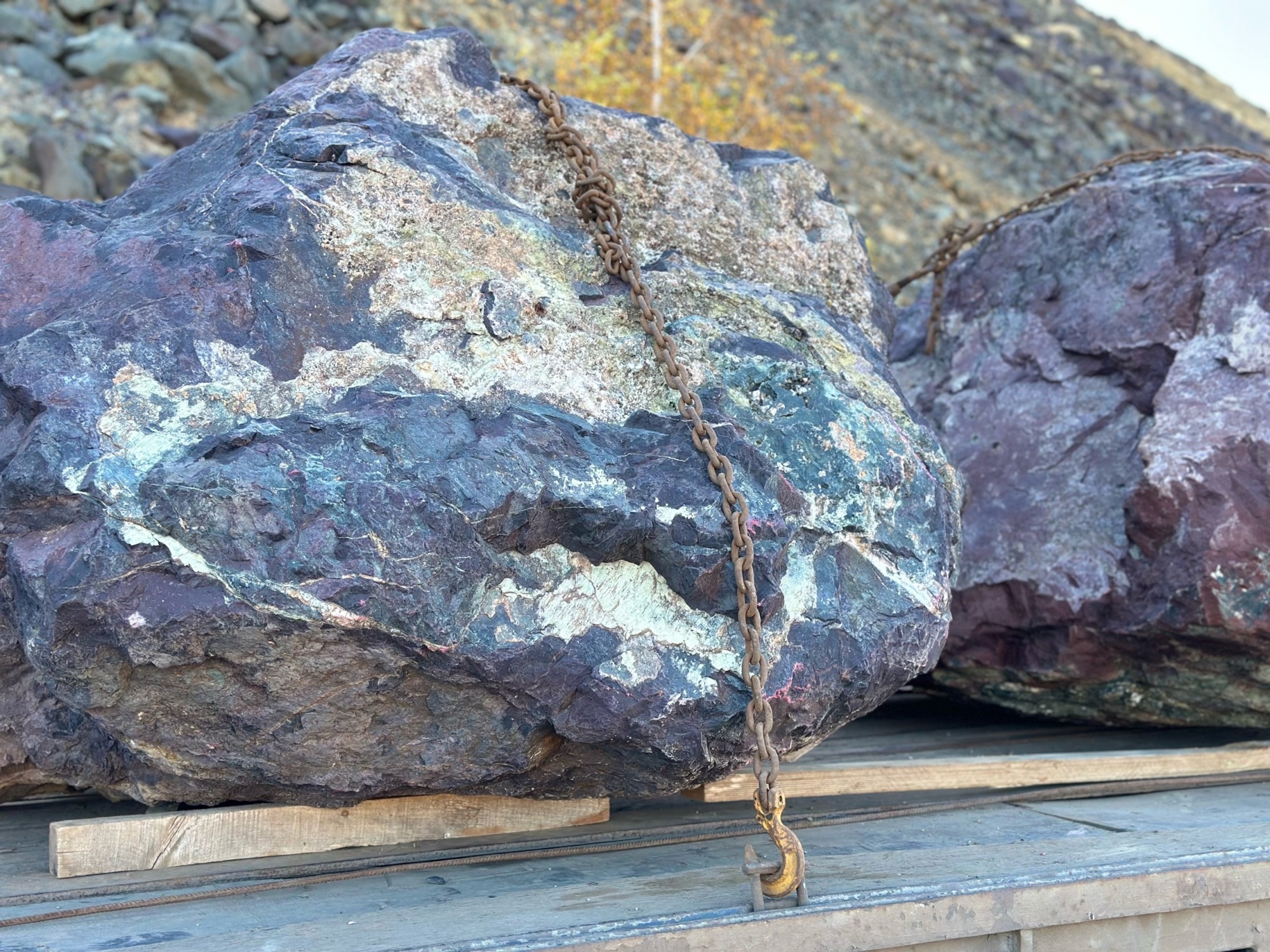 Огромные красно-фиолетовые валуны для ландшафтного дизайна весом более 5 тонн купить в Карасуке