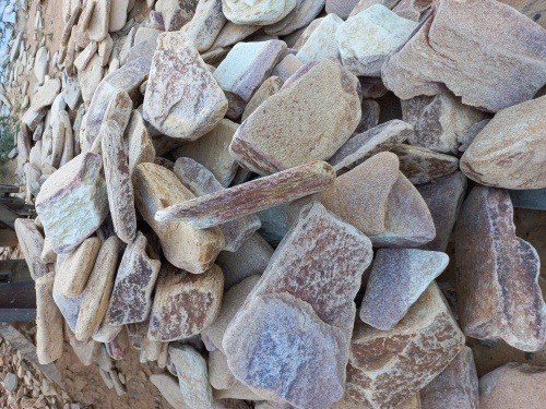 Златолит жёлтый, жёлто-зелёный глыбки и валуны для ланшафтного дизайна купить в Карасуке