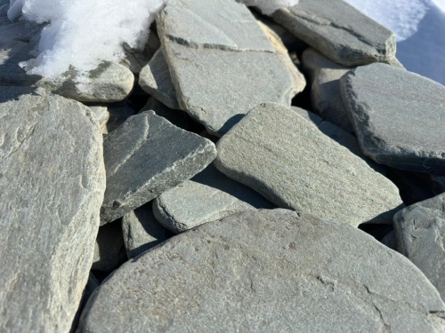 Плитняк златолит зелёный галтованный для цоколя купить в Карасуке