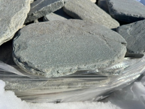 Плитняк златолит зелёный галтованный для мощения на бетон купить в Карасуке